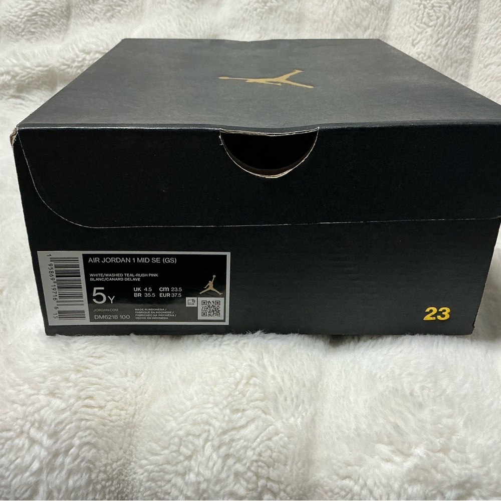 Air Jordan 1 Mid SE (GS) Sneakers and box barely grape size 5.5y box stats 5